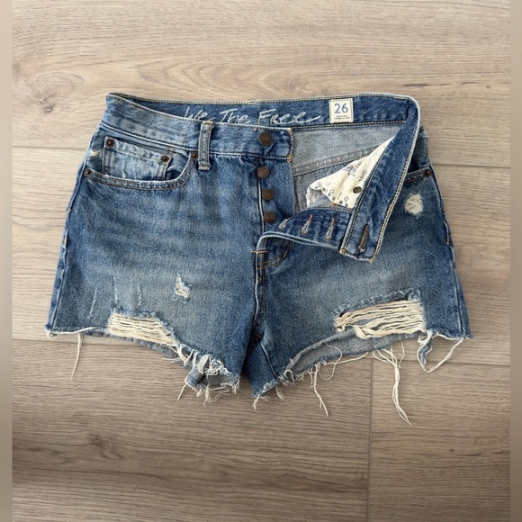 WE THE FREE Distressed Blue Denim Shorts 🩳 - Picture 1 of 8